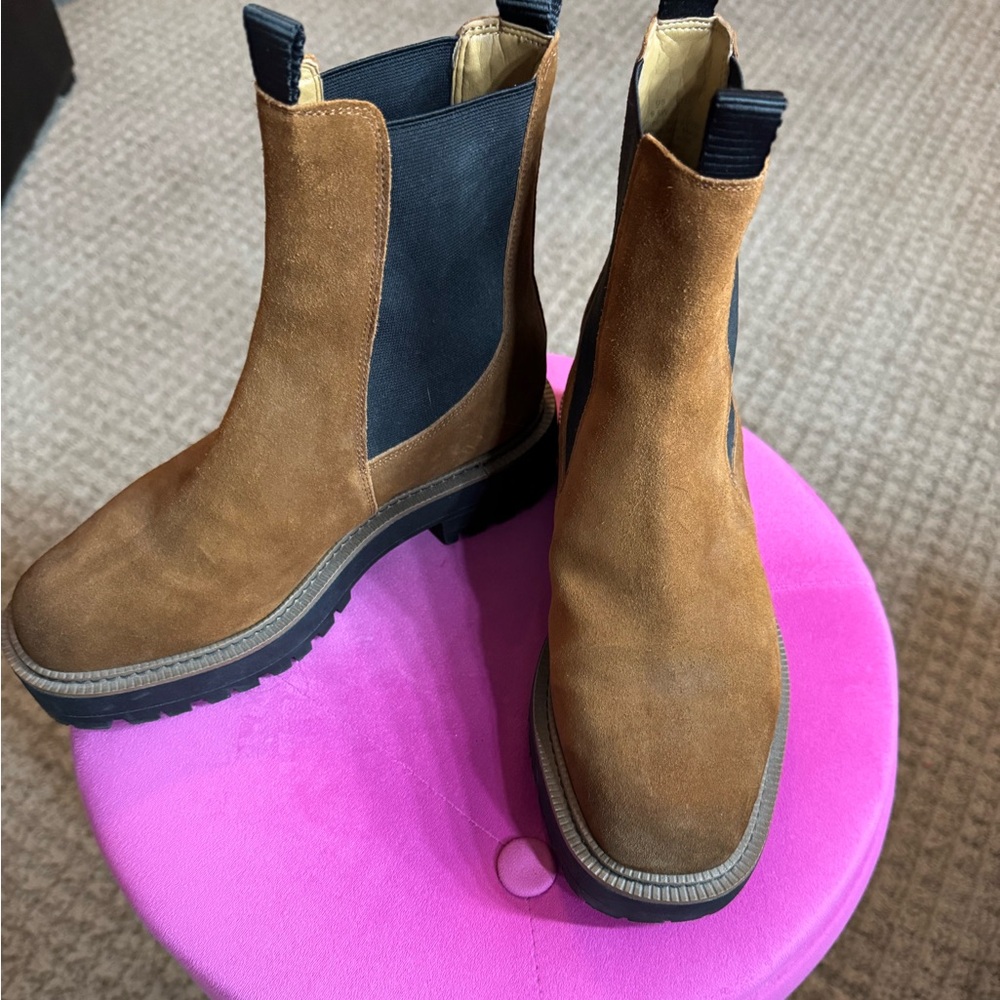 Women’s short boots in brown. Size 7